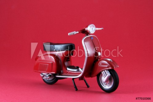 Picture of Scooter antguo rojo aislado en rojo